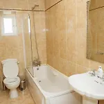 بيت للعطل Spacious 4 Bedroom & 4 Bathrooms *