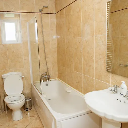 Vakantiehuis Spacious 4 Bedroom & 4 Bathrooms *