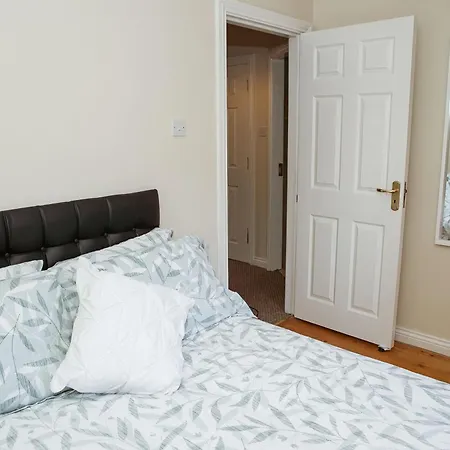 Spacious 4 Bedroom & 4 Bathrooms Голуэй