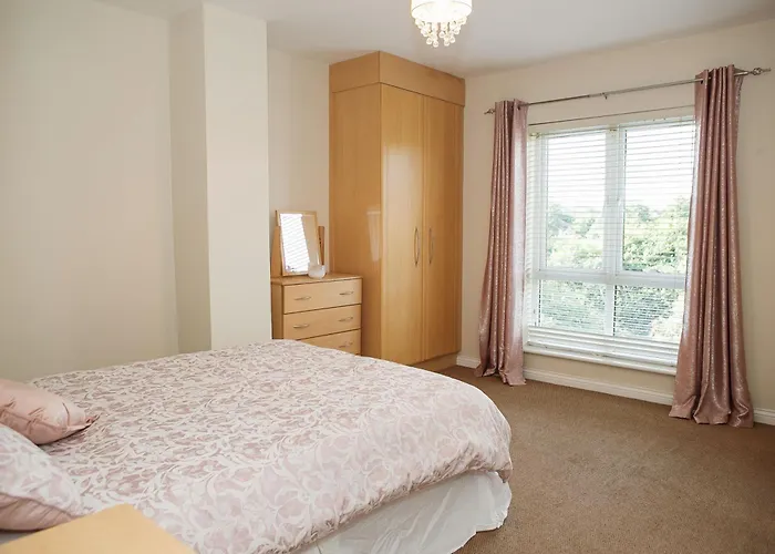 Spacious 4 Bedroom & 4 Bathrooms * 戈尔韦