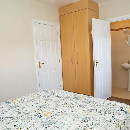 度假居 Spacious 4 Bedroom & 4 Bathrooms 戈尔韦
